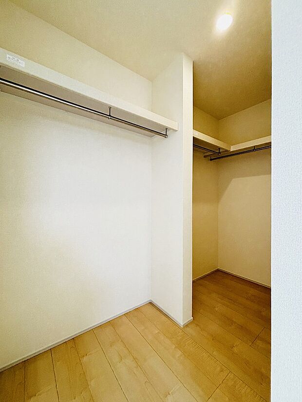 【【設備】ウォークインクローゼット収納】お子様との思い出もたっぷりしまえるウォークインクローゼット。衣類だけでなく、鞄などの小物からスーツケースやレジャー用品などの大きな物までたっぷり収納出来ます。