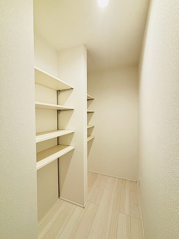 【【設備】パントリー】ミネラルウォーターや調味料など、まとめ買いしても置き場所の心配がいりません。育ちざかりのお子様を持つママにとっても嬉しいスペースです。
