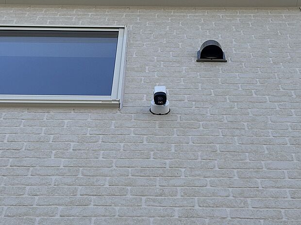 【【設備】防犯カメラ】不審者の侵入や空き巣、駐車場における車上荒らしなどの犯罪も防犯カメラによって抑えられます。また、ペットや子供、高齢者の見守りにもなります。
