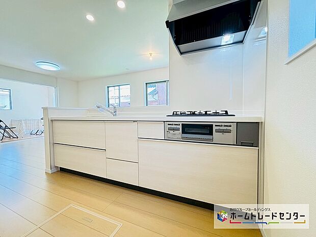 【☆kitchen☆】~キッチン~
システムキッチンは収納力と使い勝手を追求したスライド引き出しです。スムーズな開閉でストレスなくお料理を楽しめます♪