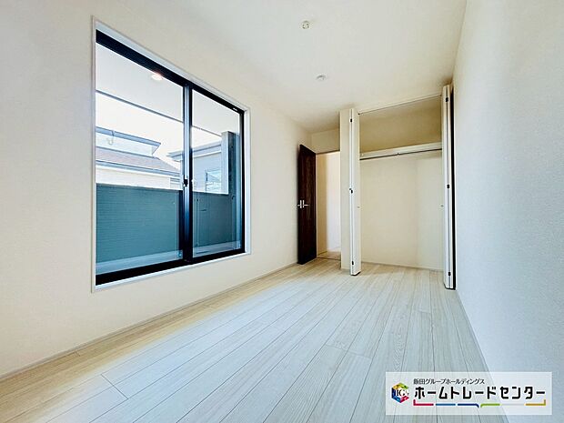 【☆BedRoom☆】～２階洋室～
開放的なバルコニー直結のお部屋です。南向きなのでお日様の光をたっぷり取り込んで目覚めのいい朝を迎えられます♪