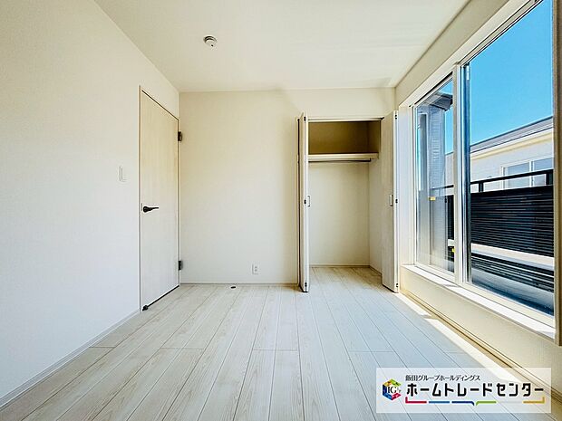 【☆BedRoom☆】開放的なバルコニー直結のお部屋です。南向きなのでお日様の光をたっぷり取り込んで目覚めのいい朝を迎えられます♪
