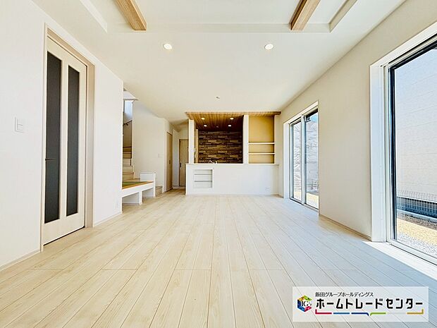 【☆Living☆】１号棟～LDK～
20帖のLDKは南向きに広く明るい室内です。折上天井はお洒落なデザインで美しい空間を演出・・・自然光がたっぷり室内に降り注ぎ、居心地のよいリビングとなります♪