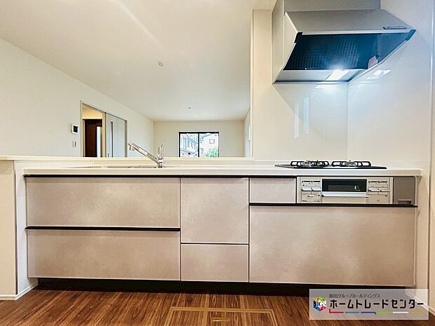 【☆kitchen☆】~キッチン~
システムキッチンは収納力と使い勝手を追求したスライド引き出しです。スムーズな開閉でストレスなくお料理を楽しめます♪