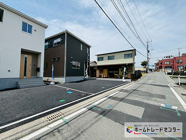 【前道路を含む現地外観写真】開放感ある立地です