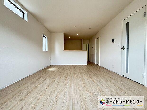 【☆Living☆】~LDK~
人気の対面式キッチンのLDKです♪料理をしながらもリビングで寛ぐ家族と会話が弾みます。外気温の影響を受けにくい複層ガラスを採用するなど、エコ&省エネにも対応しています