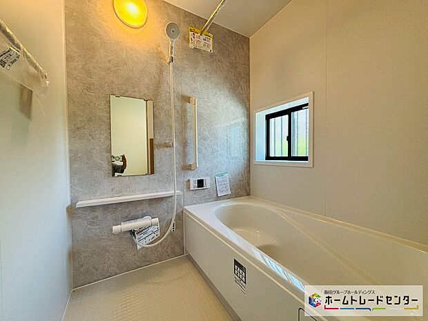 【☆BathRoom☆】B号棟~浴室~
ユニットバスは浴室乾燥機能も付き雨の日の洗濯物も乾かせます。ゆったりと足を伸ばして一日の疲れも落とせます♪