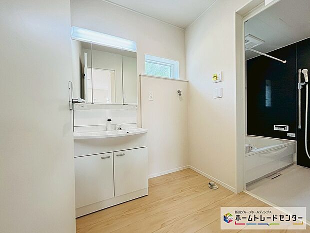 【☆Powder Room☆】～洗面室～
白を基調とした爽やかなサニタリースペース。清潔感のある快適空間です。毎日の身支度も気持ち良くお使い頂けます。