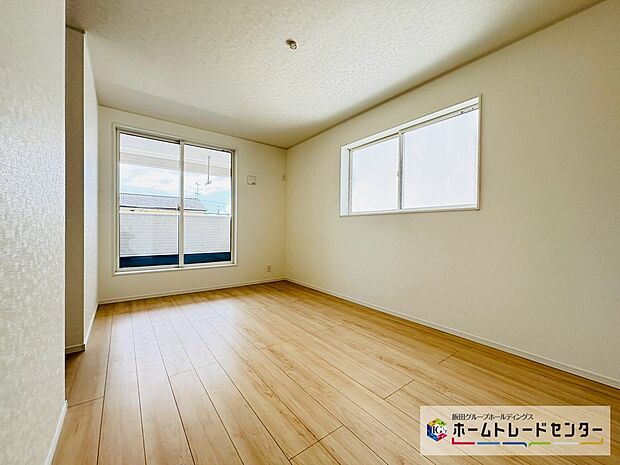 【☆BedRoom☆】~2階洋室~
主寝室はバルコニー直結となります。
南向きなのでお日様の光をたっぷり取り込んで目覚めのいい朝を迎えられます♪