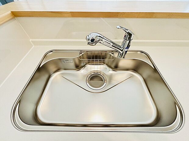 【【設備】一体型浄水器】浄水カートリッジ内蔵で場所を取らずに見た目もスッキリ。ノズルはシャワーヘッドになっておりお掃除も楽々です。