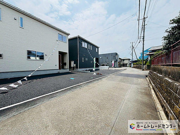 【前道路を含む現地外観写真】北側4m幅の道路が通ります