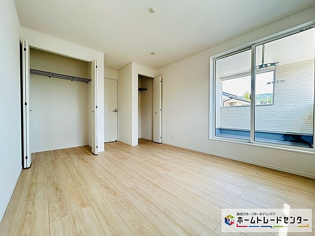 【☆BedRoom☆】～２階洋室～
主寝室はバルコニー直結となります。
南向きなのでお日様の光をたっぷり取り込んで目覚めのいい朝を迎えられます♪