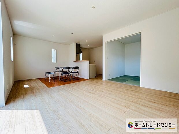 【☆Living☆】１号棟～LDK～
人気の対面式キッチンのＬＤＫです♪料理をしながらもリビングで寛ぐ家族と会話が弾みます。外気温の影響を受けにくい複層ガラスを採用するなど、エコ＆省エネにも対応しています