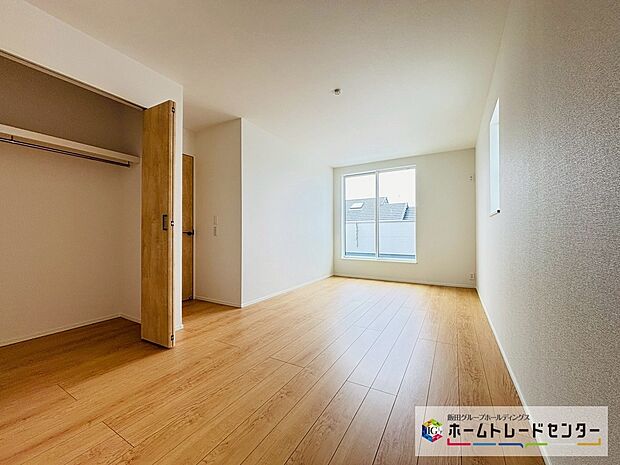 【☆BedRoom☆】～２階洋室～
バルコニー直結の主寝室は明るい室内です。お気に入りの家具でレイアウトをお楽しみいただけます
