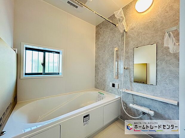 【☆BathRoom☆】～浴室～
ユニットバスは浴室乾燥機能も付き雨の日の洗濯物も乾かせます。ゆったりと足を伸ばして一日の疲れも落とせます♪