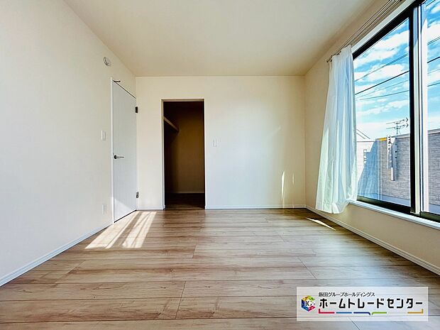 【☆BedRoom☆】～主寝室～
8.5帖主寝室はウォークインクローゼット収納となります。開放的なバルコニー直結のお部屋は南向きなのでお日様の光をたっぷり取り込んで目覚めのいい朝を迎えられます♪