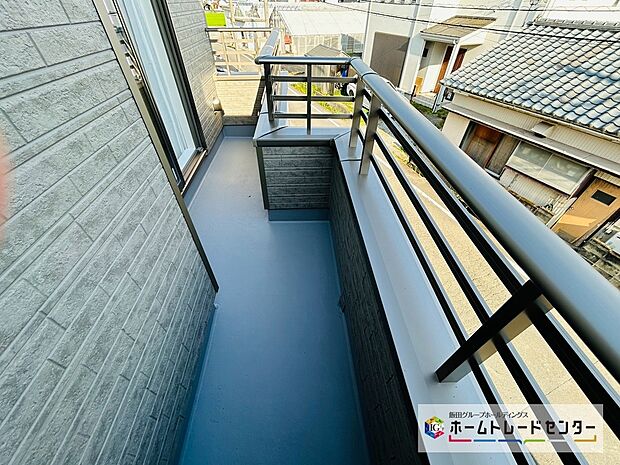 【☆Balcony☆】～バルコニー～
南向きバルコニーは２洋室それぞれに付きます。主寝室のバルコニーには折り畳みアームが設置され洗濯物やお布団もたっぷり干せます