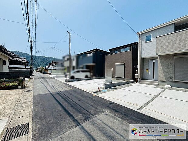 【【設備】敷地内駐車場】目の届きやすい場所に駐車場があるので安心感があります。また、荷物をたくさん持った状態でも車を降りてすぐ建物内に入ることができ、子どもを持つファミリー世帯にもおすすめです。