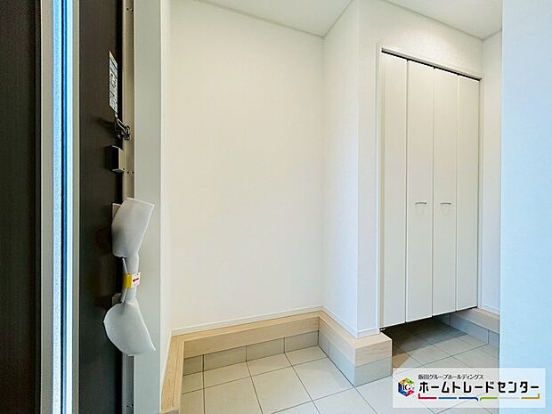 【☆EntranceHall☆】~玄関ホール~
クロークとなる玄関収納です。両開きの折り戸が付く収納は全体が確認でき使いたい靴をサッと出すことができます。スッキリとした玄関ホールでお客様をお迎えできます