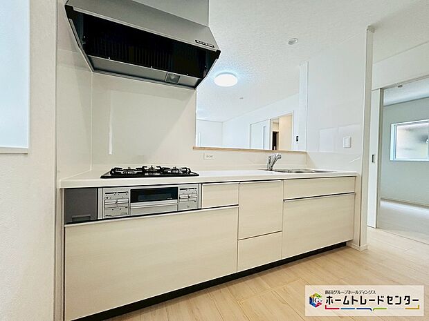 【☆kitchen☆】~キッチン~
システムキッチンは収納力と使い勝手を追求したスライド引き出しです。スムーズな開閉でストレスなくお料理を楽しめます♪