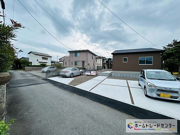 【前道路を含む現地外観写真】前道路は南東側約2.8~2.9m幅の公道が接します