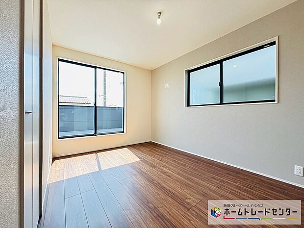【☆BedRoom☆】～主寝室～
開放的なバルコニー直結のお部屋です。南向きなのでお日様の光をたっぷり取り込んで目覚めのいい朝を迎えられます♪
