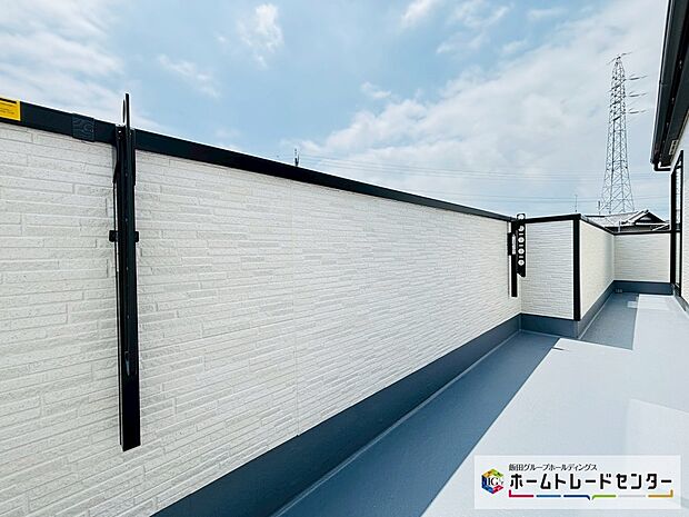 【☆Balcony☆】A号棟～バルコニー～
南向きバルコニーは２洋室から出入りができます。折り畳みアームが設置され洗濯物やお布団もたっぷり干せます