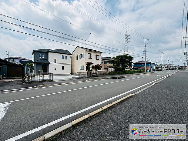【前道路を含む現地外観写真】北側14.4ｍ幅の公道が通ります