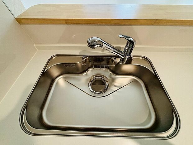 【【設備】一体型浄水器】浄水カートリッジ内蔵で場所を取らずに見た目もスッキリ。ノズルはシャワーヘッドになっておりお掃除も楽々です。