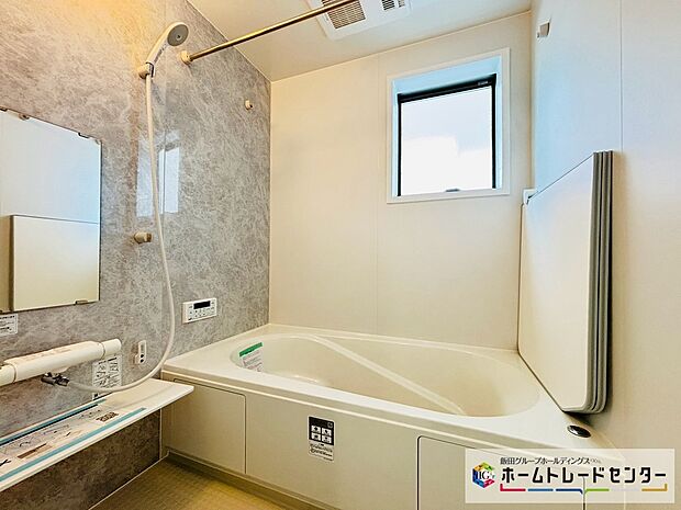 【☆BathRoom☆】~浴室~
ユニットバスは浴室乾燥機能も付き雨の日の洗濯物も乾かせます。ゆったりと足を伸ばして一日の疲れも落とせます♪