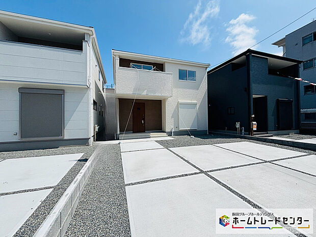 【駐車場】2号棟 2階が4洋室となる4LDKです。各居室に収納を完備しています