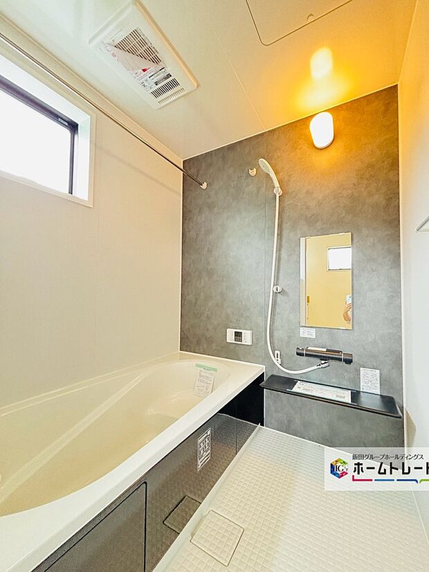 【【設備】浴室乾燥機】雨の日や冬場のお洗濯に嬉しい装備。洗濯物を乾かすだけでなく、入浴の度に換気機能で湿気を排出できるためカビの防止にもなります。
