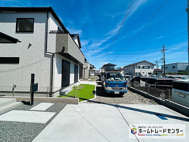 【前道路を含む現地外観写真】南西側に道路が接します。