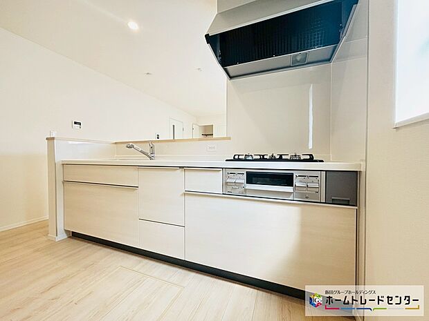 【☆kitchen☆】~キッチン~
システムキッチンは収納力と使い勝手を追求したスライド引き出しです。スムーズな開閉でストレスなくお料理を楽しめます♪