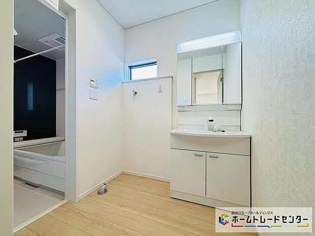 【☆Powder Room☆】~洗面室~
白を基調とした爽やかなサニタリースペース。清潔感のある快適空間です。毎日の身支度も気持ち良くお使い頂けます。
