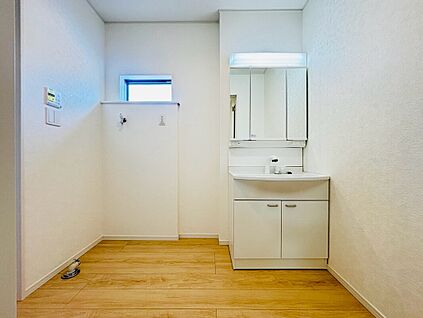 【設備】三面鏡のシャンプードレッサー