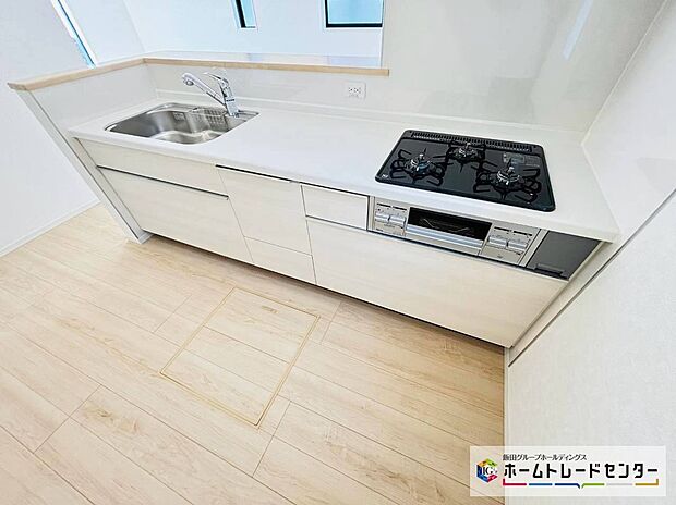 【【設備】床下収納】しばらく使わない調理器具や、めったに出さない食器などはキッチンの棚を圧迫しがち。床下収納に移動することで、空いたスペースを有効に使えるようになります。