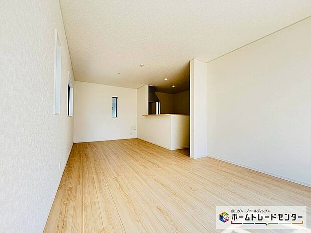 【☆Living☆】~LDK~
人気の対面式キッチンのLDKです♪料理をしながらもリビングで寛ぐ家族と会話が弾みます。外気温の影響を受けにくい複層ガラスを採用するなど、エコ&省エネにも対応しています