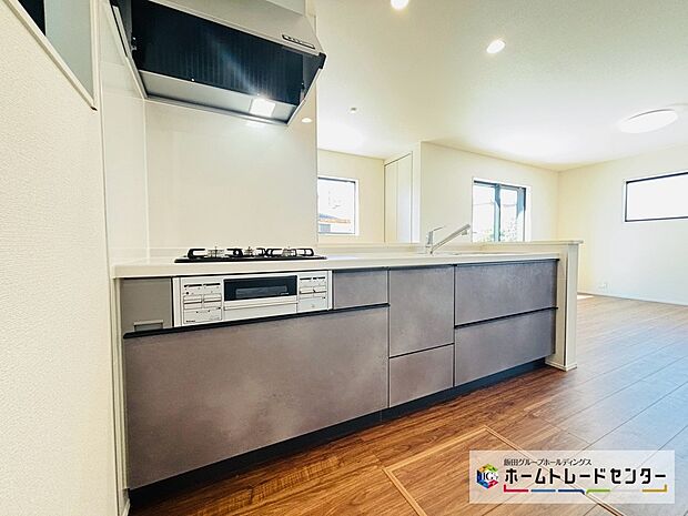 【☆kitchen☆】~キッチン~
システムキッチンは収納力と使い勝手を追求したスライド引き出しです。スムーズな開閉でストレスなくお料理を楽しめます♪