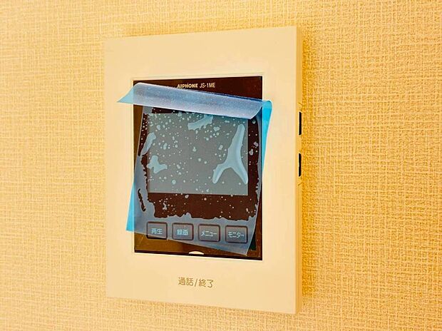 【【設備】TVモニター付きインターホン】録画機能もあり、どのような人が何時に来訪されたのかが分かります。防犯上はもちろん、お届け物などの把握にも便利です。ライトが付いているので、夜間でも安心です。