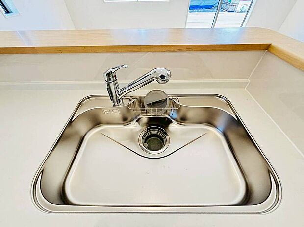【【設備】一体型浄水器】浄水カートリッジ内蔵で場所を取らずに見た目もスッキリ。ノズルはシャワーヘッドになっておりお掃除も楽々です。