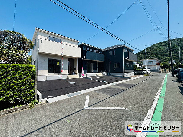 【前道路を含む現地外観写真】南側約6.3m幅の道路が通ります