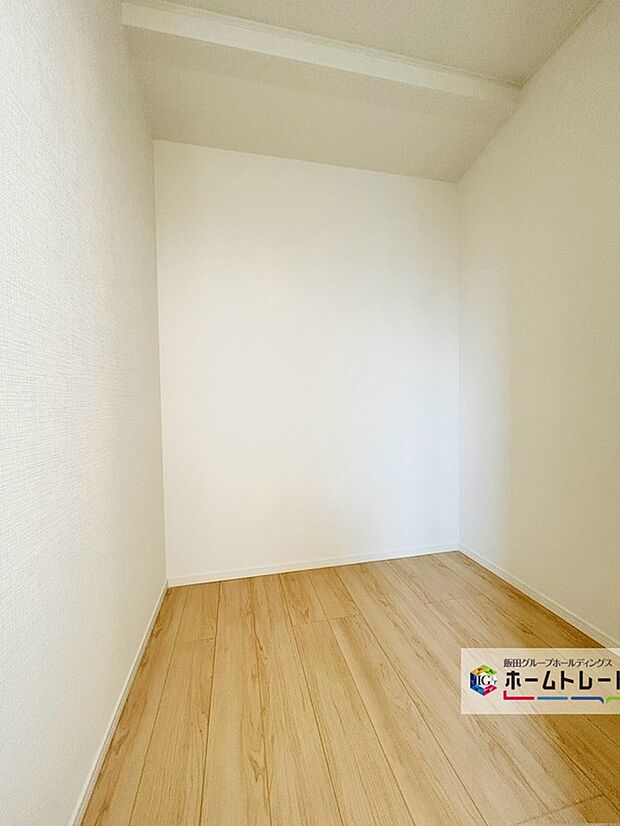 【【設備】ウォークインクローゼット収納】お子様との思い出もたっぷりしまえるウォークインクローゼット。衣類だけでなく、鞄などの小物からスーツケースやレジャー用品などの大きな物までたっぷり収納出来ます。
