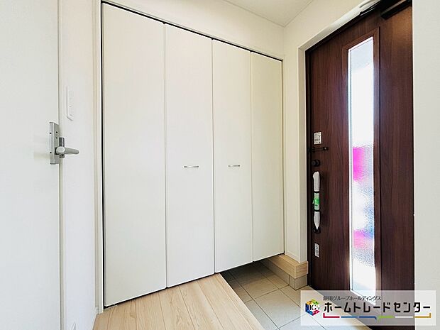 【☆EntranceHall☆】~玄関ホール~
両開きの折り戸が付く収納は全体が確認でき使いたい靴をサッと出すことができます。スッキリとした玄関ホールでお客様をお迎えできます