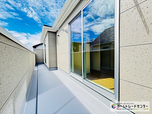 【☆Balcony☆】~バルコニー~
遮る物がなくたっぷりの日差しが入ります。物干しアームが設置され洗濯物やお布団もご家族分を干せます