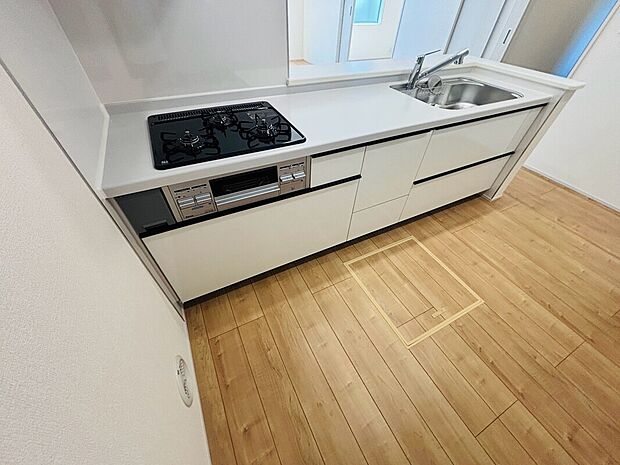 【【設備】床下収納】しばらく使わない調理器具や、めったに出さない食器などはキッチンの棚を圧迫しがち。床下収納に移動することで、空いたスペースを有効に使えるようになります。