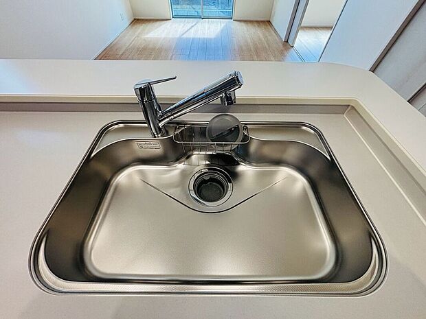 【【設備】浄水器内蔵キッチン水栓】浄水カートリッジ内蔵で場所を取らずに見た目もスッキリ。ノズルはシャワーヘッドになっておりお掃除も楽々です。