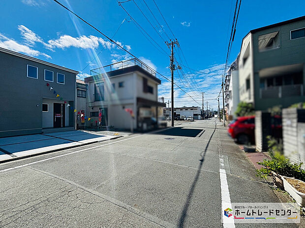 【前道路を含む現地外観写真】北側8m幅の公道が接します。車の出入りもスムーズにできます