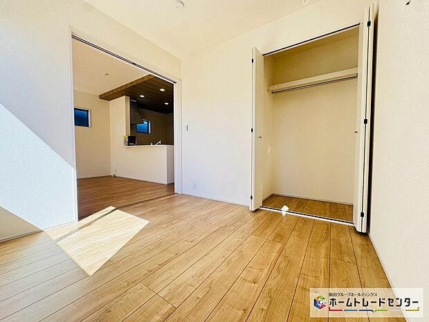 【☆BedRoom☆】～洋室～
全居室に収納を完備しておりますので、居室の全空間を有効活用出来ます。自分好みのお部屋で、ゆったりお寛ぎ頂けます。
