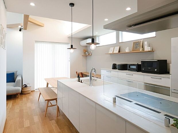 【当社施工例／ＬＤＫ】大きな吹抜けと2面採光のリビングには朝の光がたっぷりと降り注ぎます。
フロートタイプのキッチンや回遊動線が忙しい共働き夫婦の家事の負担を軽減。